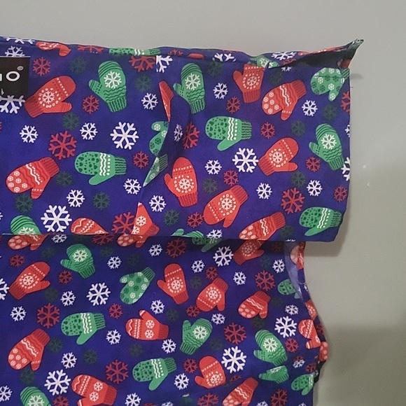 NWT Scrub Top Christmas Ladies *N13 - Picture 4 of 4